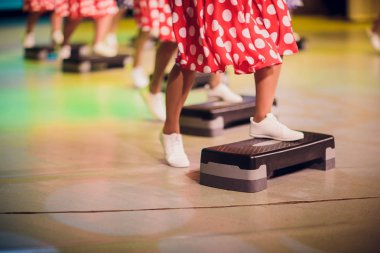 İnsanlar parti dans bacaklar.