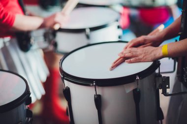 davulcu sopaları kaya davul seti üzerinde çalış