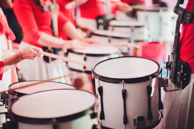 davulcu sopaları kaya davul seti üzerinde çalış