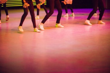 İnsanlar parti dans bacaklar.