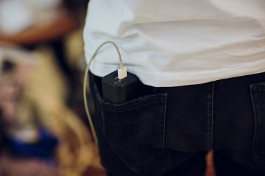 adam holding telefon ve şarj cihazı. Powerbank ve smartphone elinde. Güç tasarrufu cihazı gücü banka smartphone.