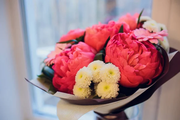 Rosa Pfingstrosen in der Vase auf Holzboden und Bokeh-Hintergrund - Foto im Retro-Stil — Stockfoto