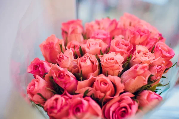 Blumenrahmen auf weißem Holzgrund. Ansicht von oben — Stockfoto