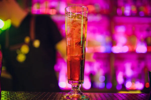 Glazen alcohol kleur cocktails op bar achtergrond — Stockfoto