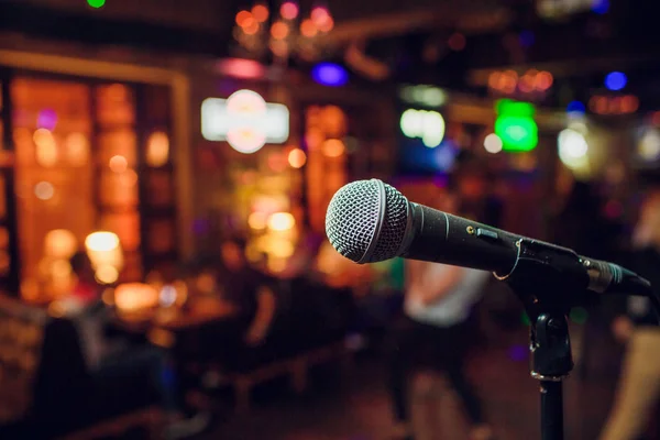 Microphone moderne pour chanter contre de beaux bokeh de couleur floue . — Photo