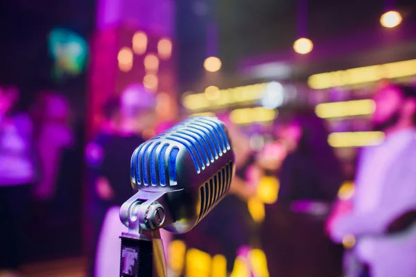 Moderne microfoon voor zang tegen mooie wazig gekleurde bokeh. — Stockfoto