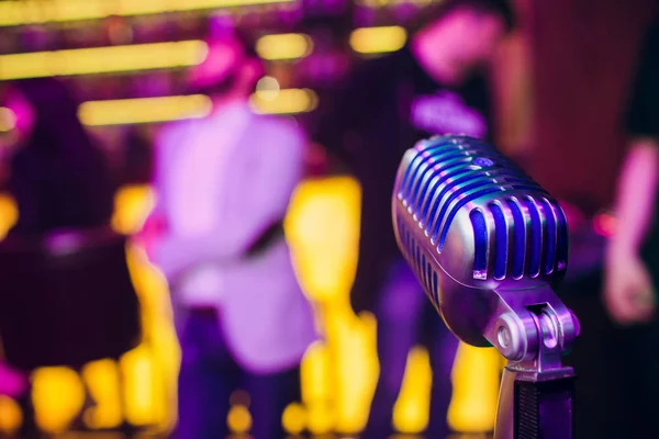 Moderne microfoon voor zang tegen mooie wazig gekleurde bokeh. — Stockfoto