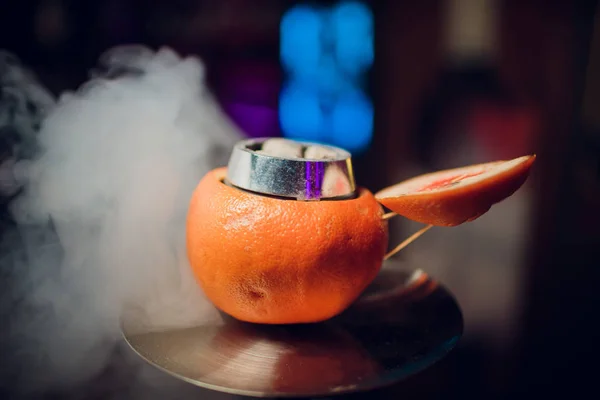 Stylová vodní dýmka s aroma grapefruitu pro relax. grapefruity shisha. Hookah lounge — Stock fotografie