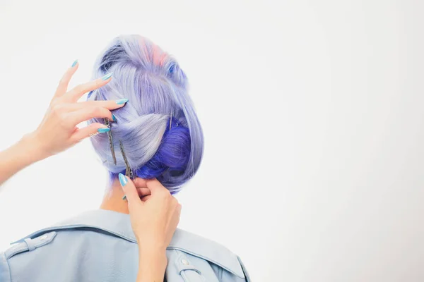 Closeup cabeleireiro fazendo cabelo no fundo branco. modelo cliente com cabelo azul — Fotografia de Stock
