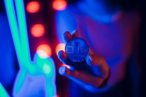 Ezüst érme digitális crypto pénznem szimbólum Litecoin, közeli, makró — Stock Fotó