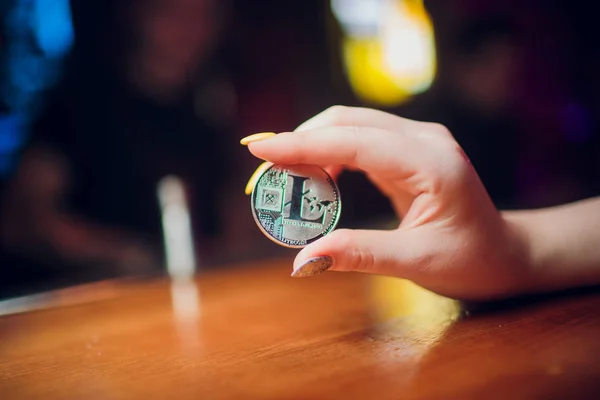 Ψηφιακό κρυπτο νόμισμα ασημένιο νόμισμα με σύμβολο Litecoin, γκρο πλαν, μακροεντολής — Φωτογραφία Αρχείου