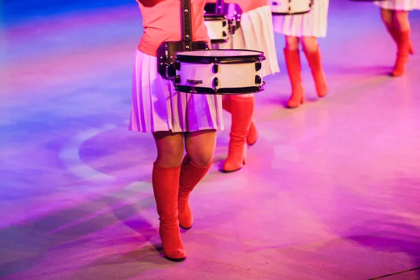 Batteur joue avec des pilons sur un ensemble de tambour rock — Photo