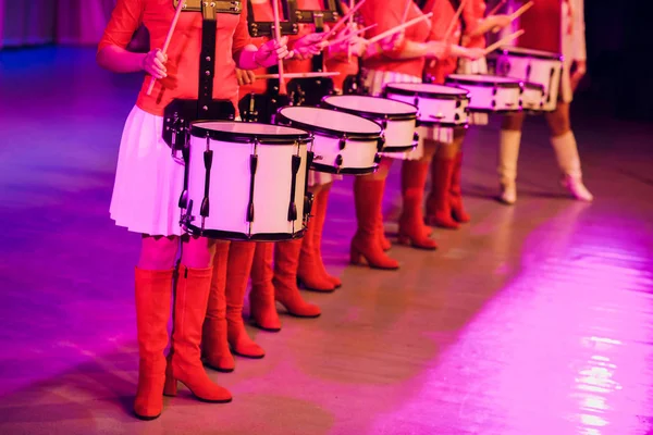 Baterista toca com baquetas no conjunto de tambores de rock — Fotografia de Stock