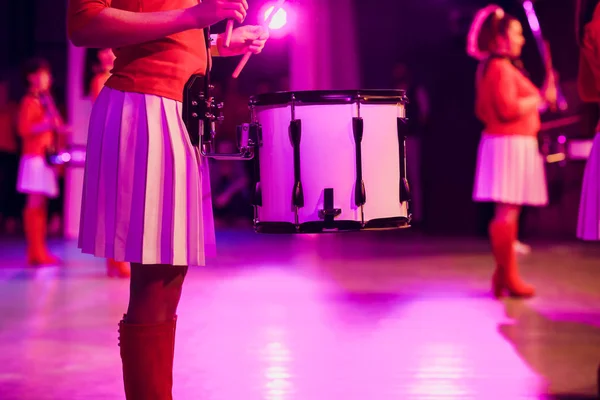 Batteur joue avec des pilons sur un ensemble de tambour rock — Photo