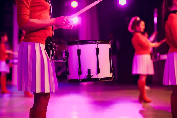 Drummer speelt met drumsticks op rock drum set — Stockfoto