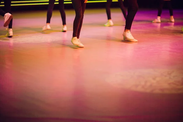 Jambes de danse fête des gens . — Photo