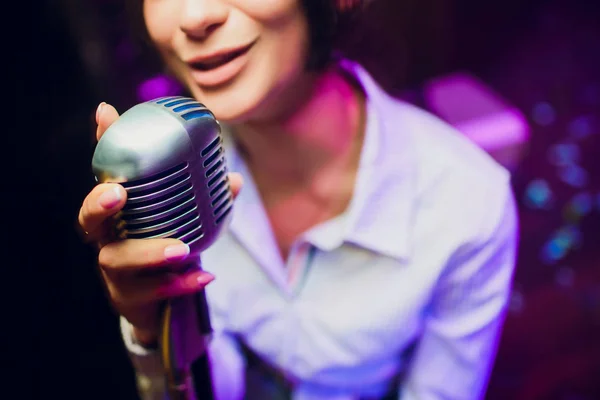 Modernes Mikrofon zum Singen gegen schöne verschwommene farbige Bokeh. — Stockfoto