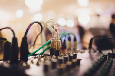 Ses düzeyini ve kalitesini kontrol düğmeleri ile profesyonel ses mühendislik konsolu.