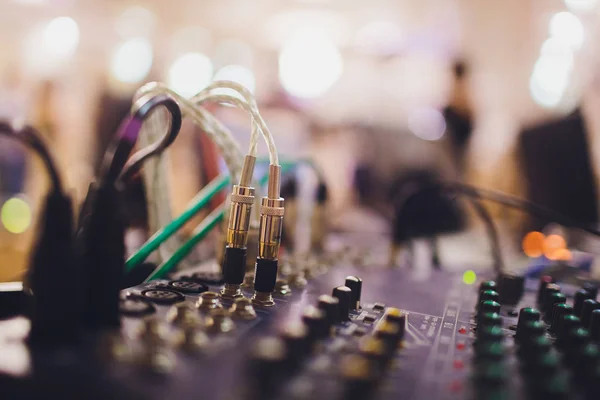 Consola de ingeniería de sonido profesional con botones para controlar la calidad y el nivel de sonido . — Foto de Stock