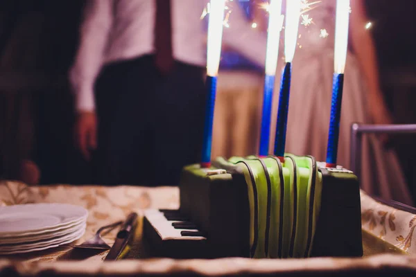 Hermoso pastel para hombres, decorado en forma de traje con pajarita. El concepto de los postres para el cumpleañero . —  Fotos de Stock