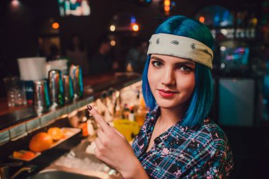 mavi saçlı güzel kız portresi.