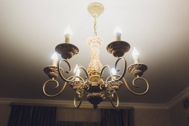 Klasik tasarım dekorasyon ve ışıklar üzerinde altı lambaları ile tavanda avize.