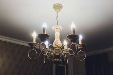 Klasik tasarım dekorasyon ve ışıklar üzerinde altı lambaları ile tavanda avize.