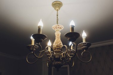 Klasik tasarım dekorasyon ve ışıklar üzerinde altı lambaları ile tavanda avize.