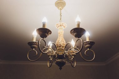 Klasik tasarım dekorasyon ve ışıklar üzerinde altı lambaları ile tavanda avize.