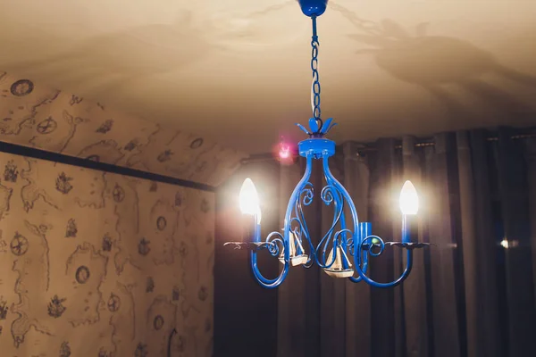 Modrá Stropní lampy na hnědé dřevo stropu. Stropní lampy, elektrické modré na hnědé dřevo. — Stock fotografie