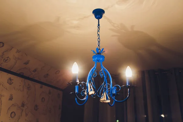 Modrá Stropní lampy na hnědé dřevo stropu. Stropní lampy, elektrické modré na hnědé dřevo. — Stock fotografie