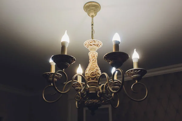 Lustr na strop s klasickým designem dekorace a světla v šesti lampy. — Stock fotografie