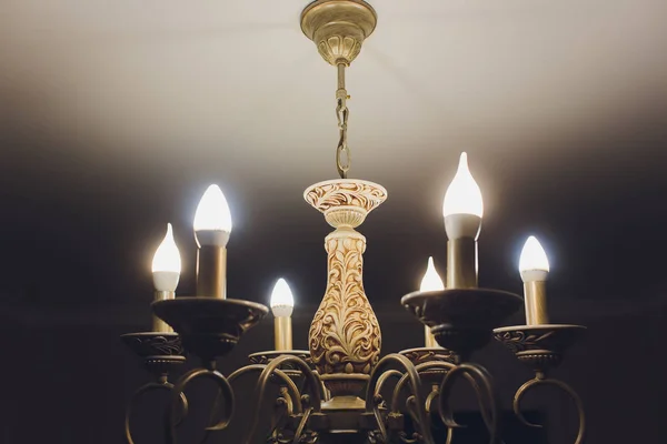 Lustr na strop s klasickým designem dekorace a světla v šesti lampy. — Stock fotografie