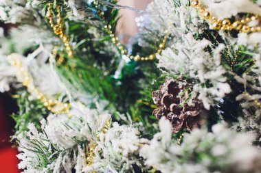 Noel arkaplanı - takılar ve çam ağacının dalı.