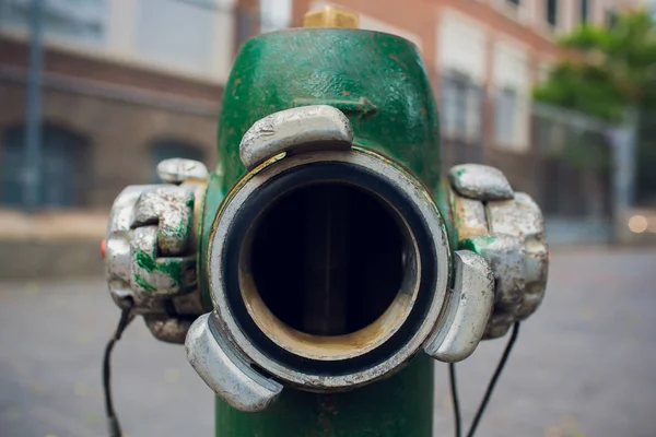 Hidrante de fuego verde en una calle de la ciudad para los bomberos  . — Foto de Stock