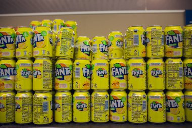 Barcelona, İspanya - 10 Ağustos 2018: Fanta can içki süpermarket raf sergilenen çeşitli lezzet ile.