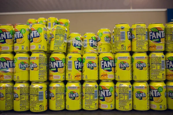 BARCELONA, SPAIN - 10 Agustus 2018: Fanta dapat minum dengan berbagai rasa yang dipamerkan di supermarket . — Stok Foto