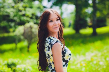 Tam büyüme, sokakta mavi elbiseli Genç güzel koyu sarışın kadın portre