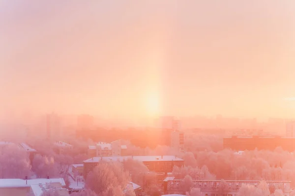 Luchtfoto panorama van dramatische zonsondergang over grote stad in de avond schemering-mist of nevel. — Stockfoto