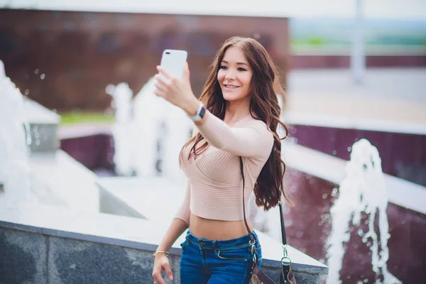 Primer plano retrato soleado de la joven chica bonita feliz haciendo selfie y sonrisa, emociones encantadoras, pelos largos morena, esquí perfecto, maquillaje brillante . —  Fotos de Stock