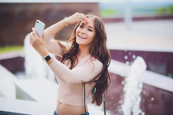 행복 한 예쁜 소녀 selfie와 미소, 아름 다운 감정, 긴 갈색 머리카락, 완벽 한 스키, 밝은 메이크업의 써니 초상화 닫기. — 스톡 사진