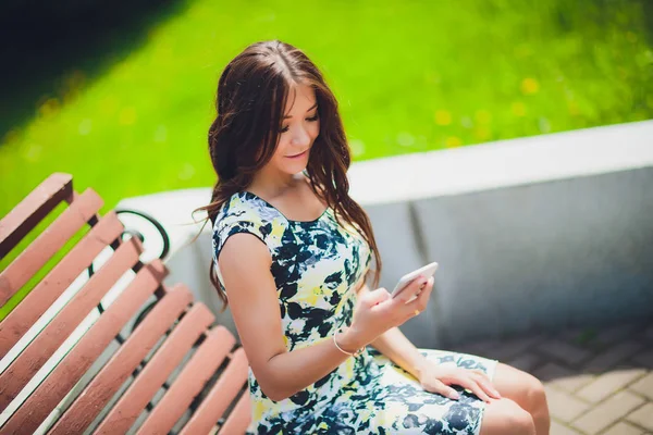 Sokakta yürürken cep telefonunuzla yakışıklı gülümseyen kadın