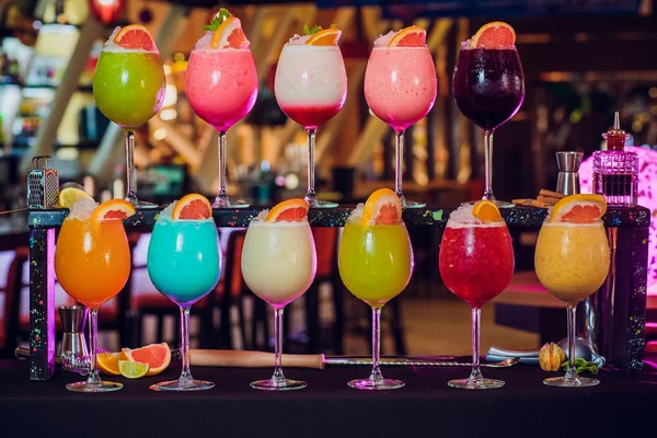 Diverse Cocktails Donkere Achtergrond Café — Stockfoto