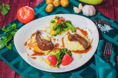 Tartar sosu, kızarmış soğan ve sarımsak ile iştah açıcı kuzu dilleri