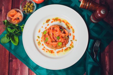 Tablo peynir ve domates yakın çekim ile dilimlenmiş mantar tart. Yatay alabalık