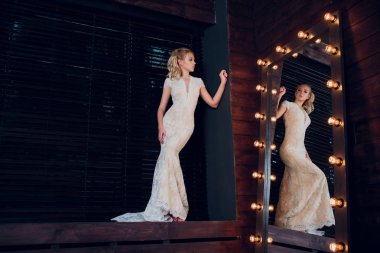 Uzun kilitleri ile portre gelin. Beyaz elbise