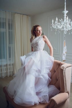 Uzun kilitleri ile portre gelin. Beyaz elbise