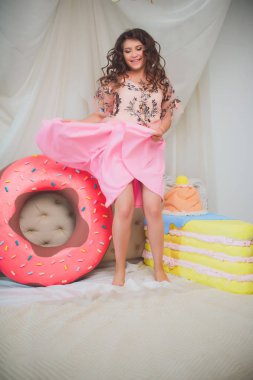 sevimli kız poz dalga geçmeyi pembe çörek, tatlı, kötü yemekler, donut deliğe benziyor, gözleri tarafından donuts tutar