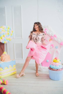 sevimli kız poz dalga geçmeyi pembe çörek, tatlı, kötü yemekler, donut deliğe benziyor, gözleri tarafından donuts tutar