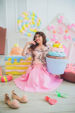 sevimli kız poz dalga geçmeyi pembe çörek, tatlı, kötü yemekler, donut deliğe benziyor, gözleri tarafından donuts tutar